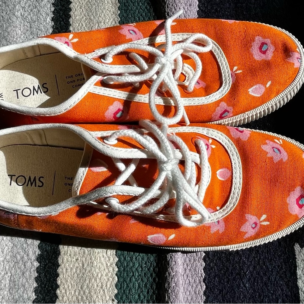 Toms lace up shoes